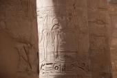 Søjlerne i søjlehallen på Karnak templet og nogle af indgraveringerne på søjlerne