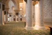 Den store bedesal i Sheik Zayed Stor Moske i Abu Dhabi har plads til 7.000 bedende
