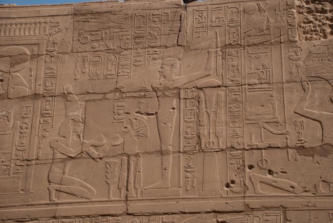 Hieroglyffer på Karnak templet i Luxor Hieroglyffer på Karnak templet i Luxor