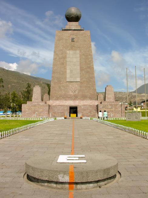 La Mitad del Mundo - fotografen har en fod på den nordlige halvkugle og en fod på den sydlige halvkugle La Mitad del Mundo - fotografen har en fod på den nordlige halvkugle og en fod på den sydlige halvkugle