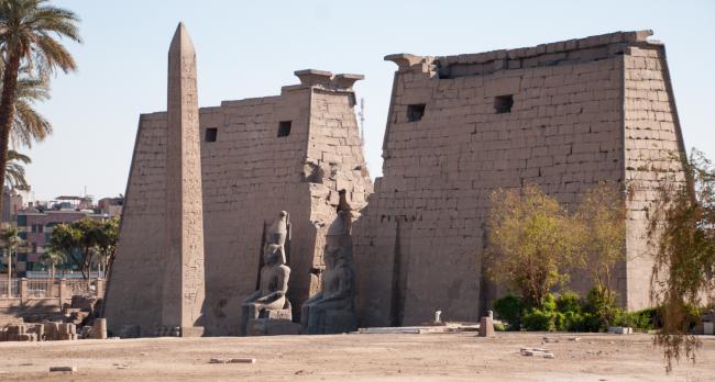 Indgangen til Luxor templet, med den tilbageværende obelisk, statuerne af Ramses II og pylonerne. Indgangen til Luxor templet, med den tilbageværende obelisk, statuerne af Ramses II og pylonerne.