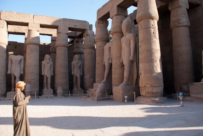 Ramses d. 2's forhal i Luxor templet Ramses d. 2's forhal i Luxor templet