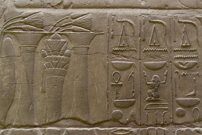Hieroglyfferne i Luxor templets fødselsrum Hieroglyfferne i Luxor templets fødselsrum