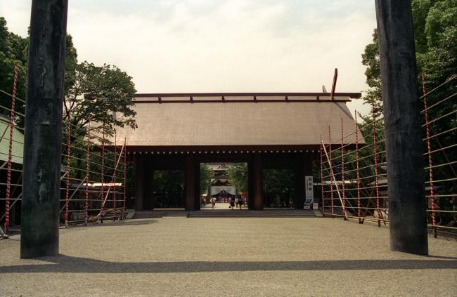 Indgangen til Yasunuki Jinja templet. Alle sjælene fra soldater som er døde i Japans krige har deres permanente ophold her Indgangen til Yasunuki Jinja templet. Alle sjælene fra soldater som er døde i Japans krige har deres permanente ophold her
