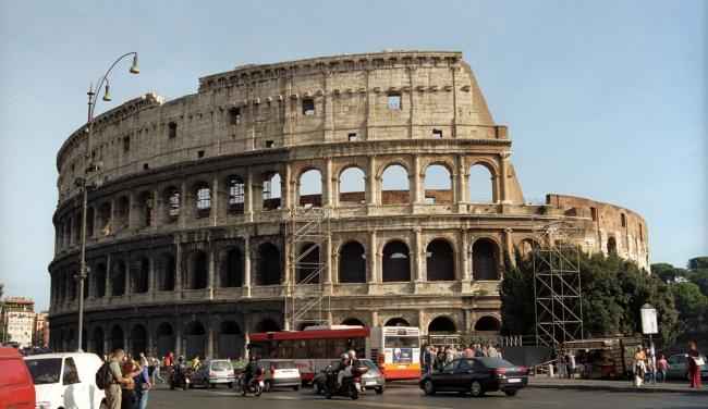 Colosseum ligger centralt i det antikke Rom, tæt ved Forum Romanum og Palatinerhøjen Colosseum ligger centralt i det antikke Rom, tæt ved Forum Romanum og Palatinerhøjen