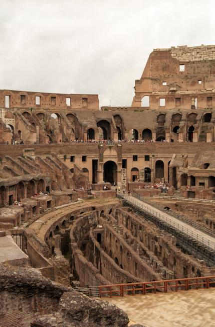 Ifølge skriftlige kilder havde Coloseum plads til 80.000 tilskuere - arkæologer vurderer i dag antallet af tilskuerpladser til at have været noget lavere Ifølge skriftlige kilder havde Coloseum plads til 80.000 tilskuere - arkæologer vurderer i dag antallet af tilskuerpladser til at have været noget lavere
