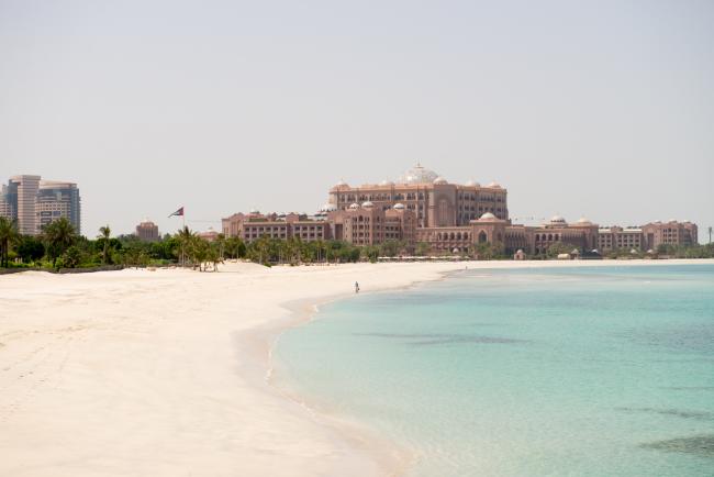 Emirates Palace Hotel kostede 3 milliared US$ at bygge, med knap 400 værelser giver det en ganske høj pris per værelse Emirates Palace Hotel kostede 3 milliared US$ at bygge, med knap 400 værelser giver det en ganske høj pris per værelse