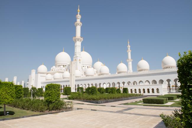 Skeih Zayed Stor Moske er de Forenede Arabiske Emiraters største og vigtigste moske. Skeih Zayed Stor Moske er de Forenede Arabiske Emiraters største og vigtigste moske.