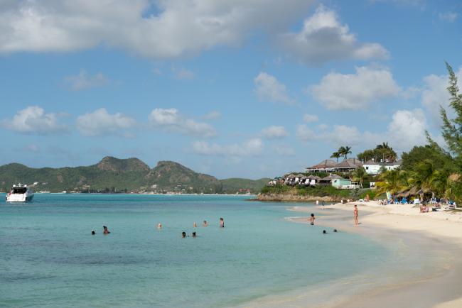 En af Antigua og Barbuda's 365 strande En af Antigua og Barbuda's 365 strande
