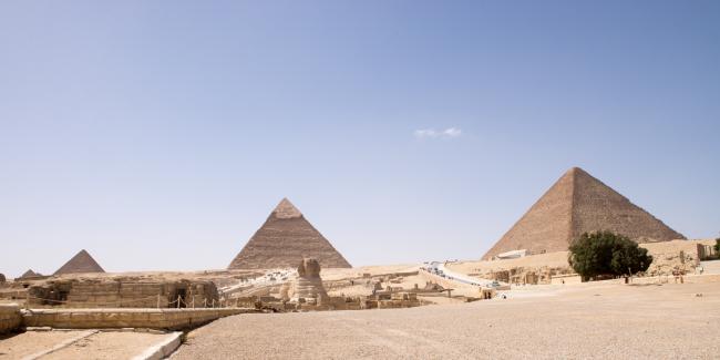 Nedenfor for plateauet kan man få et overblik over alle seværdighederne ved Giza Nedenfor for plateauet kan man få et overblik over alle seværdighederne ved Giza