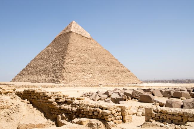 Khefren pyramiden er den næstestørste af pyramiderne på Giza plateauet Khefren pyramiden er den næstestørste af pyramiderne på Giza plateauet
